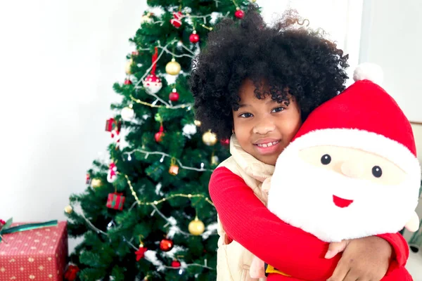 Sevimli Mutlu Gülümseyen Siyah Köri Saçlı Noel Bebeğini Süslemeli Noel — Stok fotoğraf