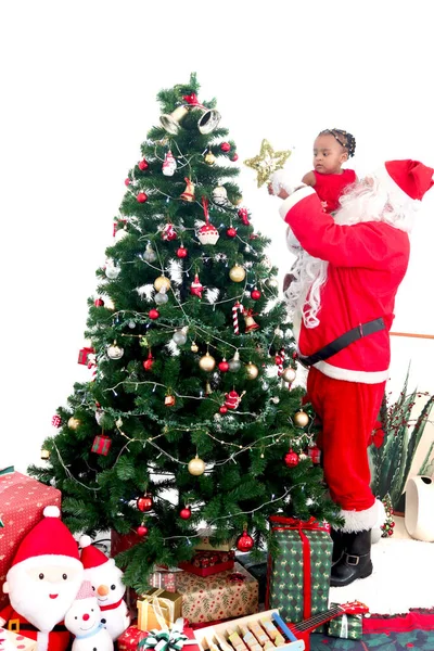 Santa Claus Sosteniendo Adorable Niña Afroamericana Ayudándola Decorar Parte Superior — Foto de Stock