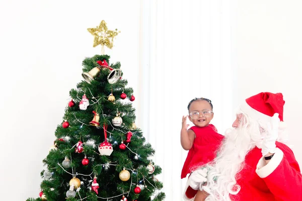 Papai Noel Segurando Adorável Criança Menina Afro Americana Ajudá Decorar — Fotografia de Stock