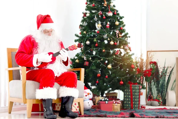 Papai Noel Sentado Cadeira Tocando Ukulele Cantando Canções Natal Frente — Fotografia de Stock