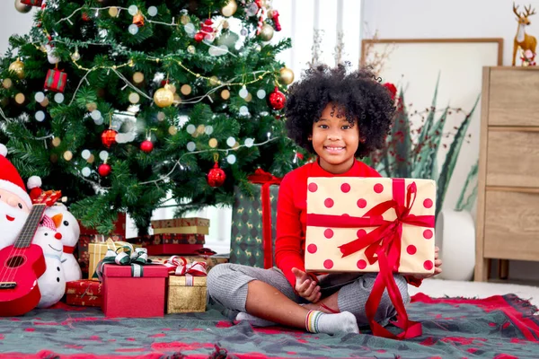 Siyah Köri Saçlı Gülümseyen Afro Amerikan Kızın Portresi Noel Hediyesi — Stok fotoğraf