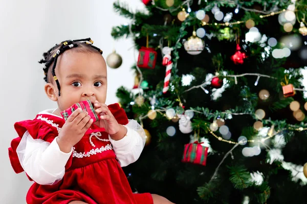 Портрет Чарівної Щасливої Дівчинки Афроамериканки Яка Тримає Маленьку Коробку Подарунком — стокове фото