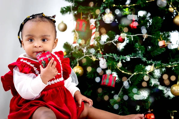 Sevimli Mutlu Gülümseyen Afrikalı Amerikalı Küçük Bir Kızın Portresi Noel — Stok fotoğraf