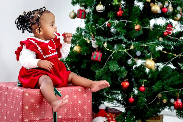 Портрет Очаровательной Счастливой Улыбающейся Афроамериканской Маленькой Девочки Сидящей Большой Подарочной — стоковое фото