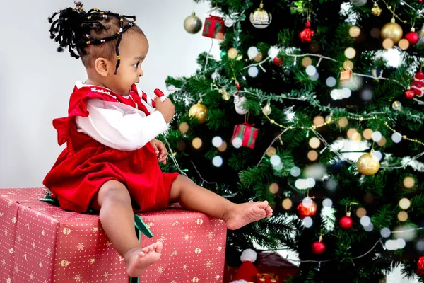 Ritratto Adorabile Felice Sorridente Bambina Afroamericana Seduta Una Grande Scatola — Foto Stock