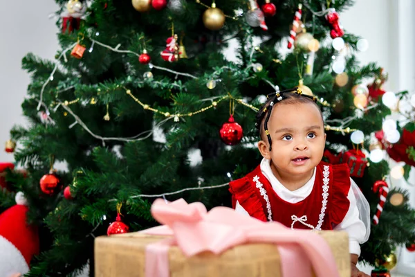 Портрет Чарівної Щасливої Усміхненої Афроамериканської Маленької Дівчинки Багатьма Подарунками Під — стокове фото