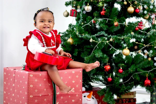 Портрет Чарівної Щасливої Усміхненої Афроамериканської Маленької Дівчинки Яка Сидить Великому — стокове фото