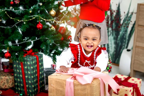 Портрет Щасливої Усміхненої Афроамериканської Маленької Дівчинки Стоїть Вітальні Багатьма Подарунками — стокове фото