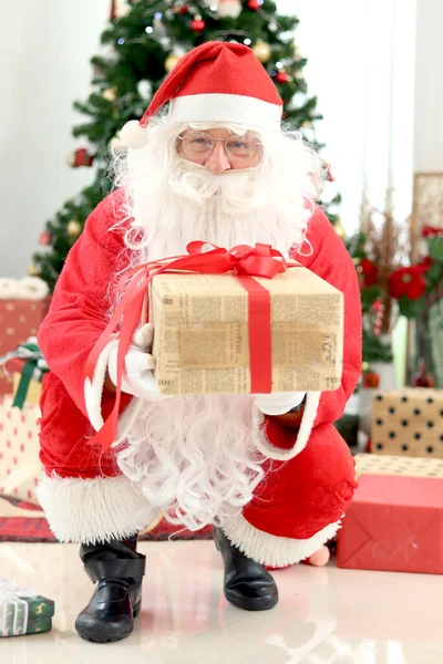 Feliz Sorriso Papai Noel Segurando Caixa Presente Sob Árvore Natal — Fotografia de Stock
