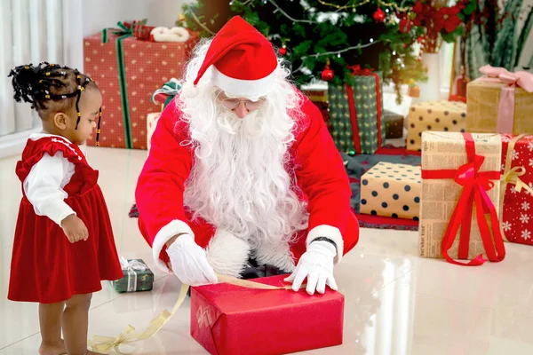 Boldog Mikulás Csomagolás Karácsonyi Ajándék Doboz Ajándék Előtt Dekoratív Karácsonyfa — Stock Fotó