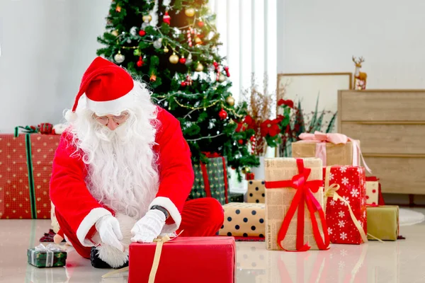 Feliz Sorrindo Papai Noel Embrulhando Caixa Presente Natal Presente Frente — Fotografia de Stock