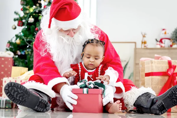 Adorável Feliz Sorrindo Menina Afro Americana Sentada Colo Papai Noel — Fotografia de Stock