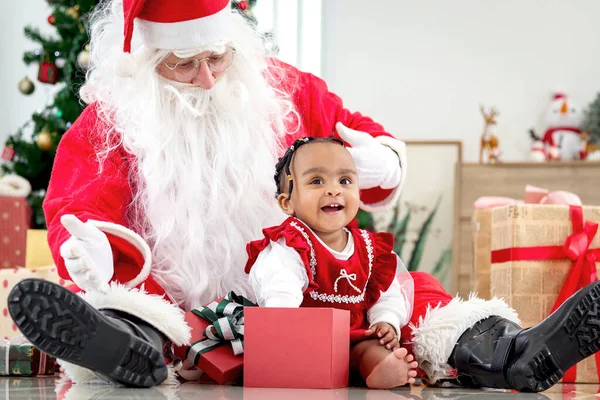 Adorable Niña Afroamericana Feliz Sonriente Sentada Regazo Santa Claus Alrededor — Foto de Stock