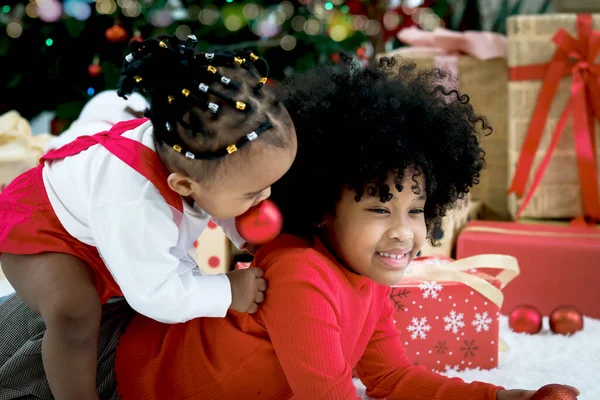 Två Söta Afroamerikanska Barn Leker Tillsammans Vardagsrummet Med Presentförpackning Present — Stockfoto