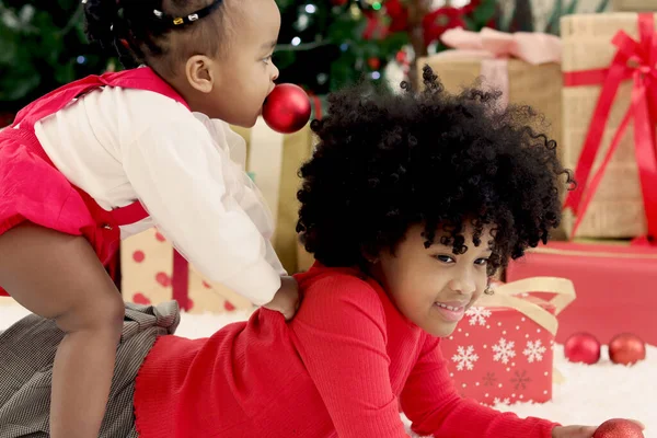 Duas Crianças Afro Americanas Fofas Brincam Juntas Sala Estar Com — Fotografia de Stock