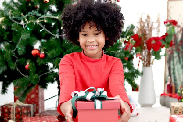 Портрет Чарівної Щасливої Дівчинки Афроамериканки Чорним Кучерявим Волоссям Яка Тримає — стокове фото