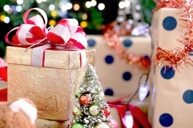 Güzel dekore edilmiş Noel hediye kutuları Noel ağacının altında oturma odasında kış tatili konseptini kutlamak için özel bir zaman.