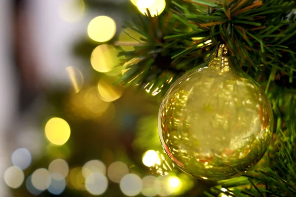 黄金黄色のクリスマスボールの装飾品ボケの光とクリスマスの緑の木 クリスマスの新年の装飾 美しいお祝いの木が飾られ 冬の休日の伝統的なお祝い — ストック写真