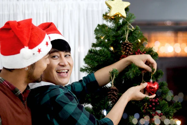 Niedliches Glückliches Junges Lgbt Paar Das Ballschmuck Hält Den Weihnachtsbaum — Stockfoto