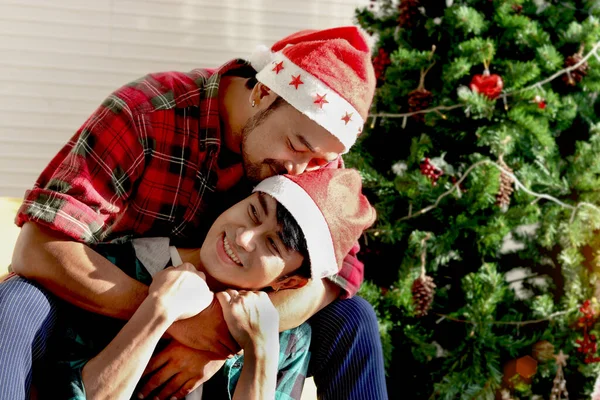 Roztomilý Mladý Pár Lgbt Obejmout Políbit Navzájem Sdílet Zvláštní Moment — Stock fotografie