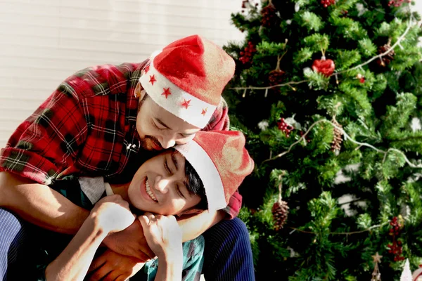 かわいい若いLgbtのカップル抱擁とキスをし クリスマス休暇に一緒に特別な瞬間を共有し アジアのゲイ男性の恋人はリビングルームでクリスマス前の夜を祝います クリスマスのお祝い — ストック写真