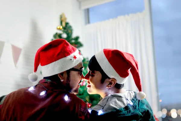 Cute Młody Lgbt Para Noszenie Santa Kapelusz Tyłu Całowanie Dzielenie — Zdjęcie stockowe