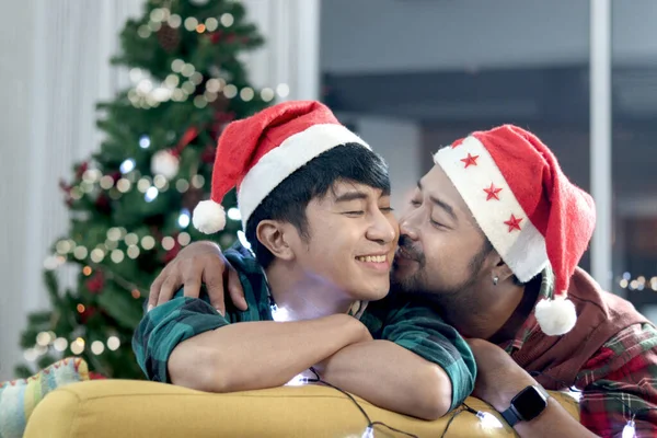 Lgbt 키스를 크리스마스 휴일에 시간을 보내며 아시아 동성애자 거실에서 크리스마스 — 스톡 사진