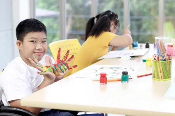 Діти Обмеженими Можливостями Щасливий Усміхнений Школяр Інвалідному Візку Показує Розмальовані — стокове фото