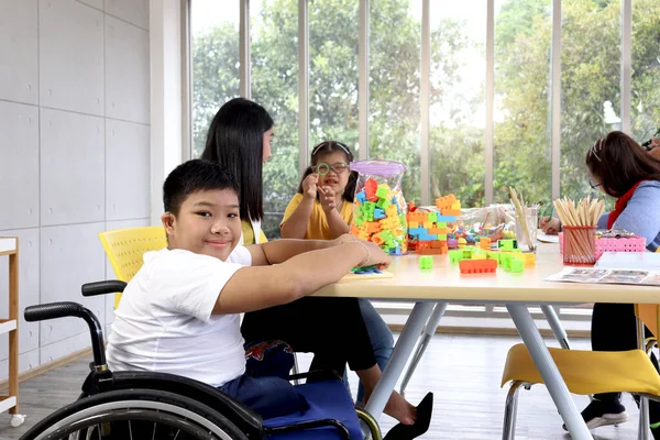 Інвалідний Клас Щасливий Усміхнений Школяр Інвалідному Візку Грає Іграшками Разом — стокове фото
