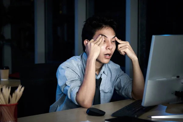 Masaüstü Bilgisayarı Kullanırken Gözlerini Açık Tutan Yorgun Bir Subay Gece — Stok fotoğraf