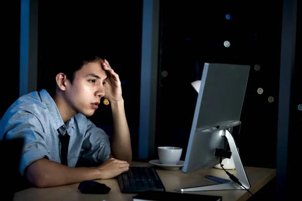 Yorgun Bir Subay Masa Başı Bilgisayarı Ile Çalışırken Baş Aşağı — Stok fotoğraf