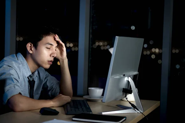 Yorgun Bir Subay Masa Başı Bilgisayarı Ile Çalışırken Baş Aşağı — Stok fotoğraf