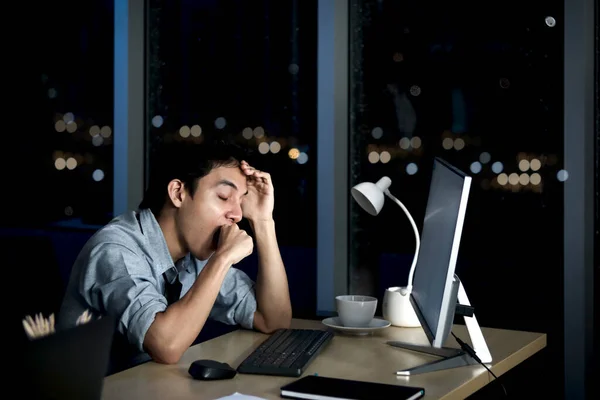 Masaüstü Bilgisayarı Kullanırken Esneyen Asyalı Genç Personel Memuru Gece Fazla — Stok fotoğraf