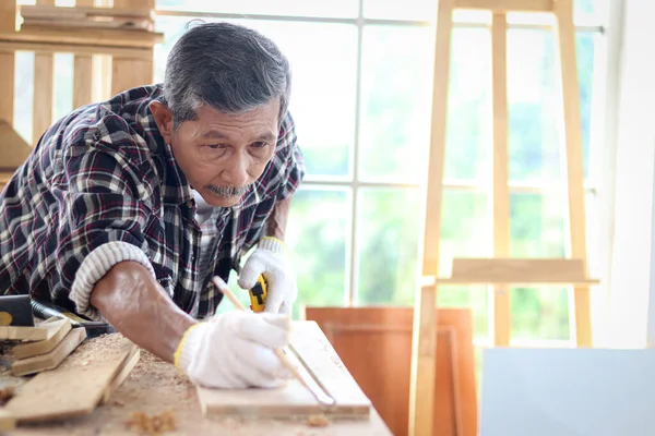 Senior Asiatico Falegname Tenere Matita Progettazione Disegno Pezzo Legno Legno — Foto Stock