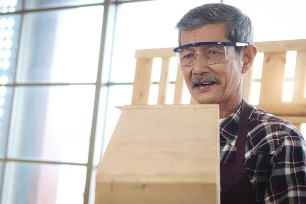 Vecchio Falegname Asiatico Indossando Occhiali Sicurezza Lavorando Falegnameria Legno Vecchio — Foto Stock