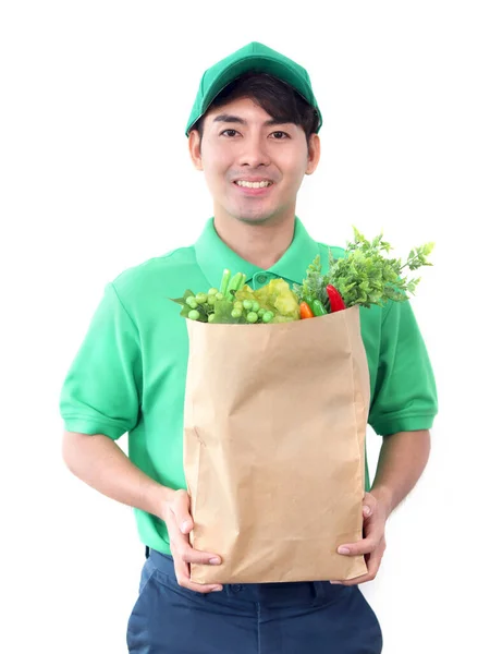 身穿绿色T恤制服的亚洲送货员携带包装袋 蔬菜和水果从白色背景隔离的商店 快递服务 — 图库照片