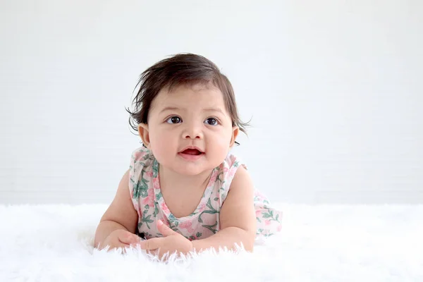 Πορτρέτο Των Έξι Μηνών Σέρνεται Υπέροχο Μωρό Αφράτο Λευκό Χαλί — Φωτογραφία Αρχείου