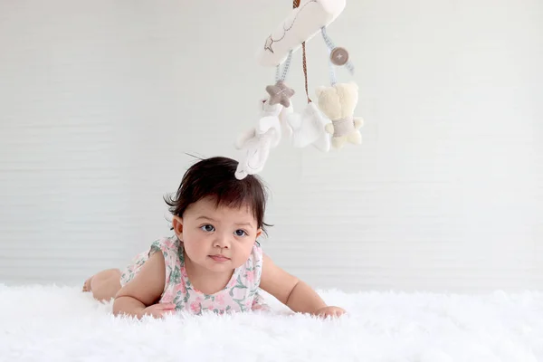 Πορτρέτο Των Έξι Μηνών Σέρνεται Υπέροχο Μωρό Αφράτο Λευκό Χαλί — Φωτογραφία Αρχείου