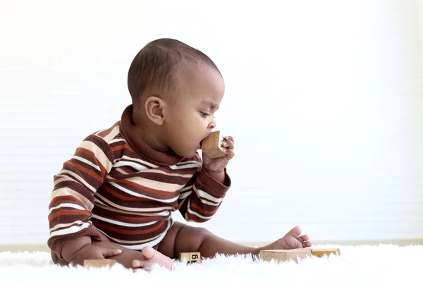 Şirin Altı Aylık Sürünen Afrikalı Amerikalı Bebek Yumuşak Beyaz Halıda — Stok fotoğraf