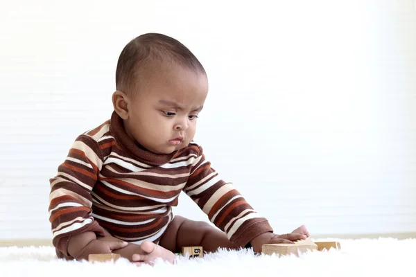 Şirin Altı Aylık Sürünen Afrikalı Amerikalı Bebeğin Portresi Yumuşak Beyaz — Stok fotoğraf