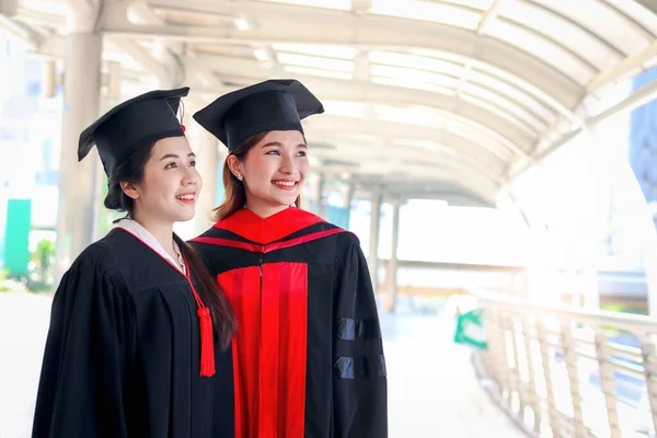Retrato Dois Estudantes Graduados Sorriso Feliz Jovens Mulheres Asiáticas Bonitas — Fotografia de Stock