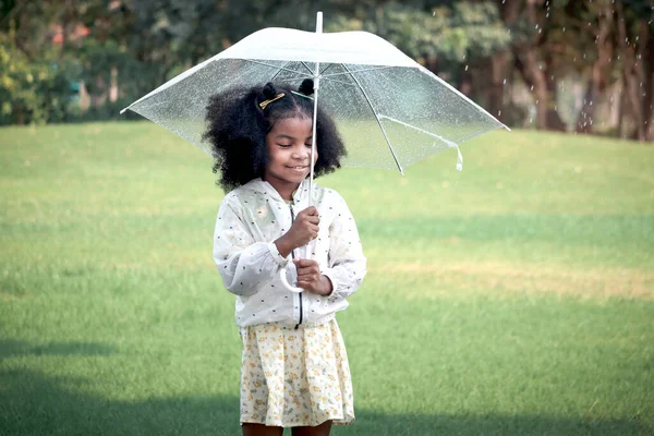 Mutlu Kıvırcık Saçlı Yağmur Damlaları Altında Şemsiyesi Olan Mutlu Bir — Stok fotoğraf