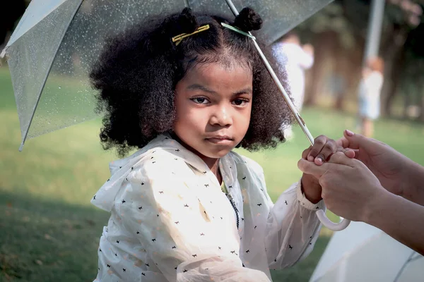 Siyah Kıvırcık Saçlı Afrikalı Bir Kızın Portresi Anne Elleriyle Şemsiye — Stok fotoğraf