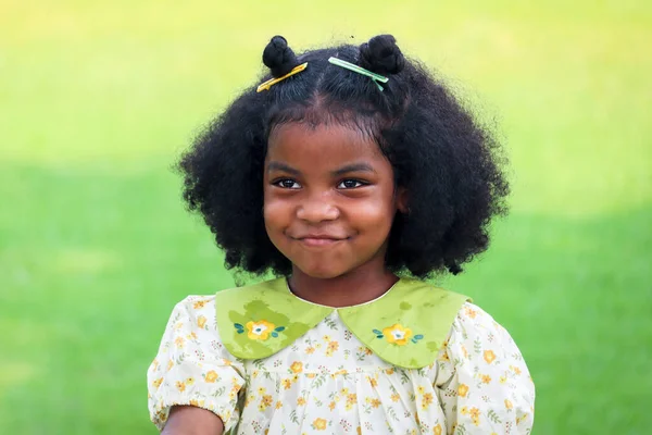 Siyah Kıvırcık Saçlı Mutlu Afrikalı Kızın Portresi Bulanık Yeşil Arka — Stok fotoğraf