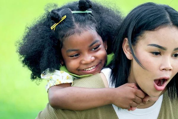 Şirin Gülümseyen Siyah Kıvırcık Saçlı Afrikalı Kız Çocuğu Annesiyle Açık — Stok fotoğraf