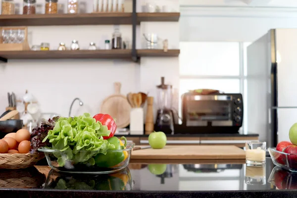 Színes Friss Zöldség Saláta Üvegpohárban Élelmiszer Összetevők Asztali Konyhán Homályos — Stock Fotó