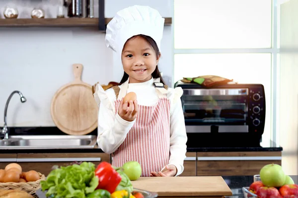 Retrato Niña Sonriente Asiática Usando Delantal Sombrero Chef Pie Mostrador —  Fotos de Stock