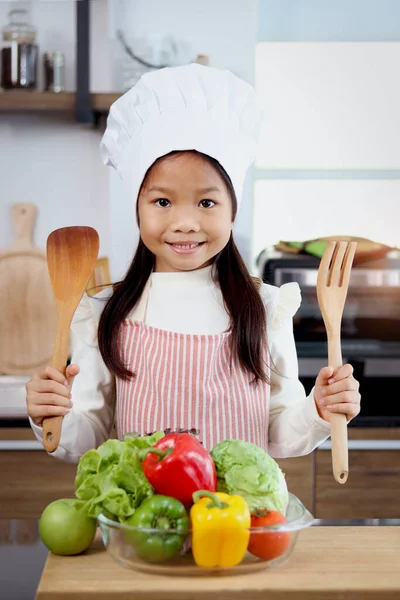 Retrato Niña Sonriente Asiática Usando Delantal Sombrero Chef Pie Mostrador — Foto de Stock