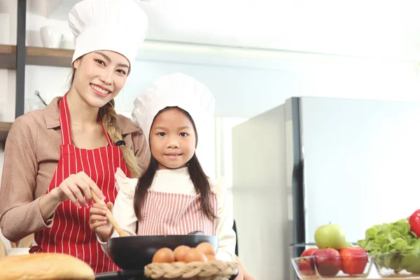 Feliz Madre Hija Asiática Sonriente Usando Delantal Sombrero Chef Cocinando — Foto de Stock