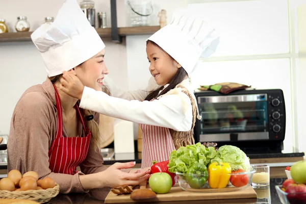 Feliz Madre Hija Asiática Sonriente Con Delantal Sombrero Chef Cocina —  Fotos de Stock